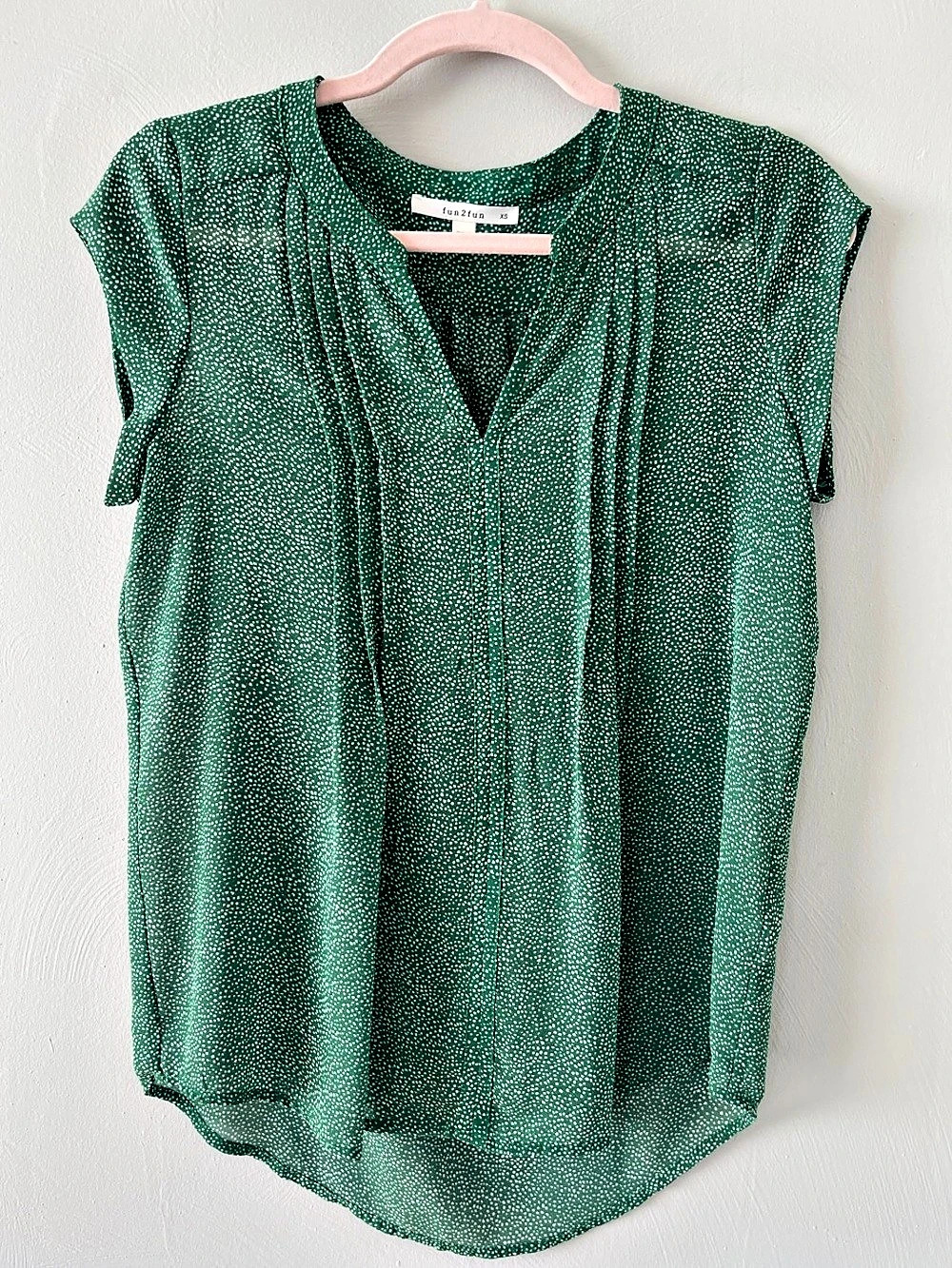 fun2fun P160618-16 Green & White Blouse Size XS Like New